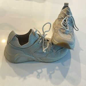 Schuh tennis shoes, good condition, lightly worn